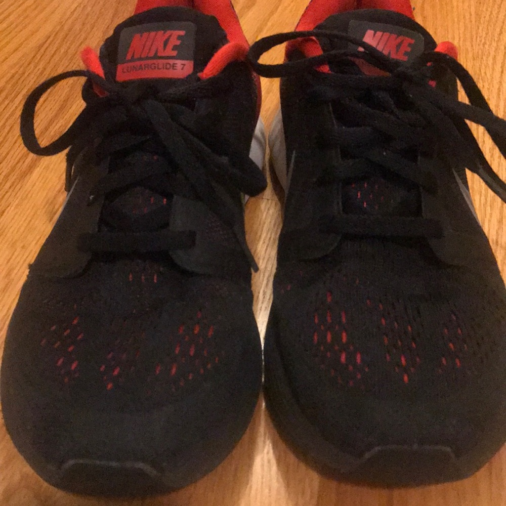 NIKE LUNARGLIDE 7 (BOY 4Y) in colors BLACK/RED